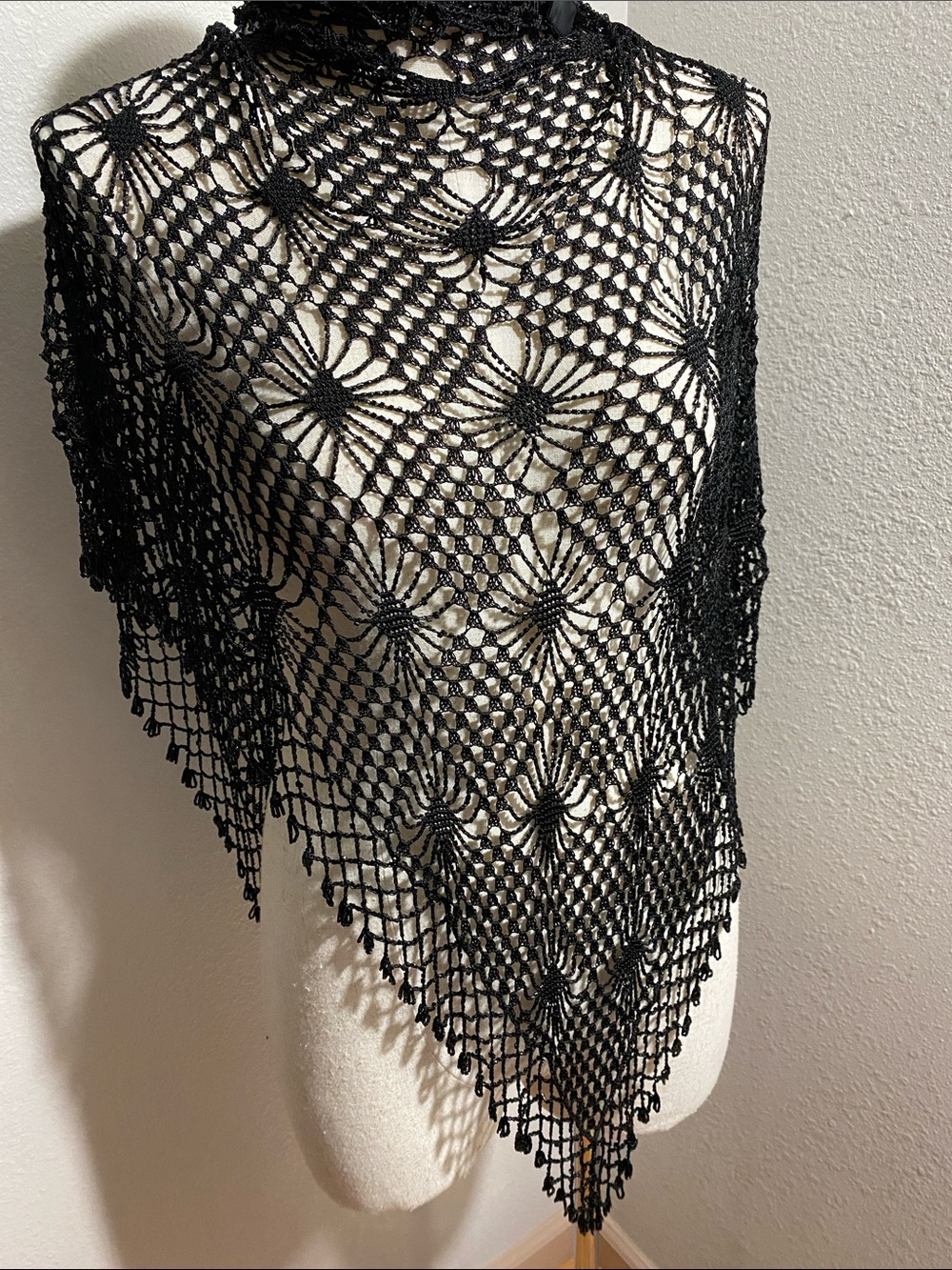 Gorgeous vintage shawl. Made of beads, and crochet.. Beautiful print. - Picture 5 of 5